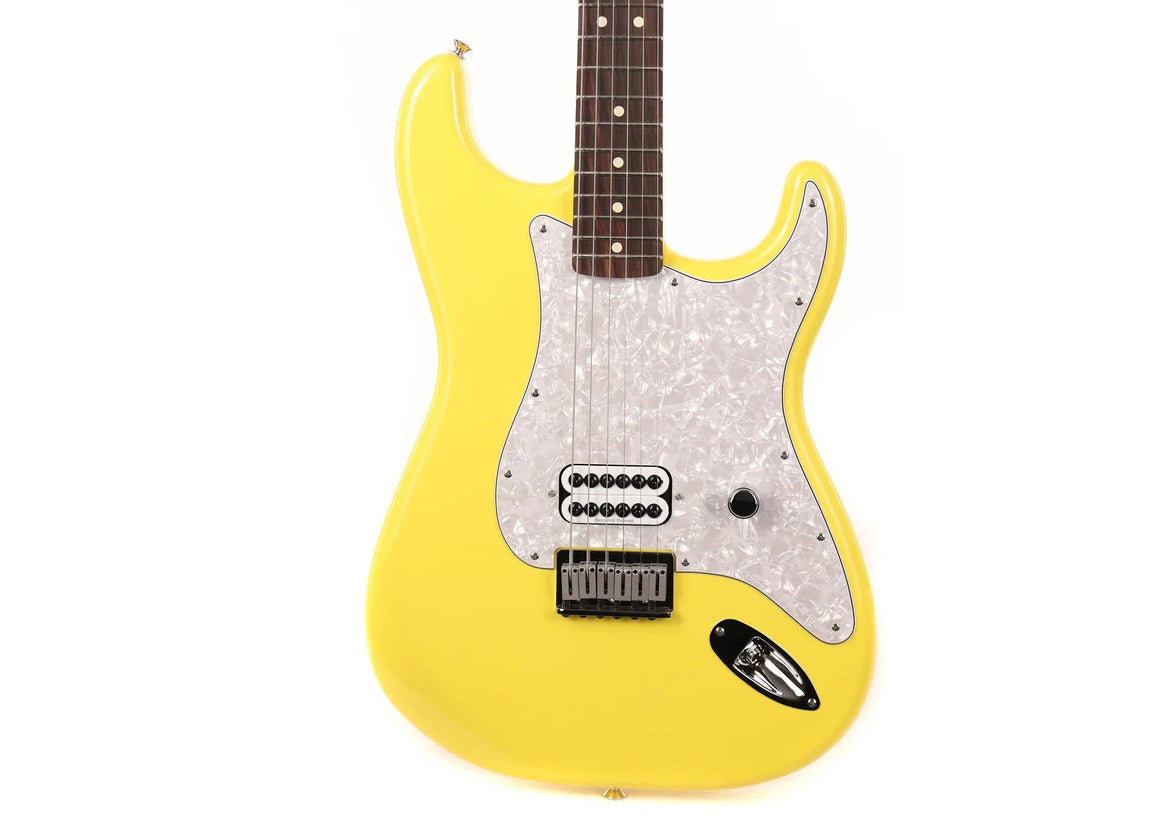 a...FENDER USA Limited Edition Tom DeLonge Stratocaster Graffiti YELLOW 2023 GUITAR w/BLACK CASE PRE-OWNED