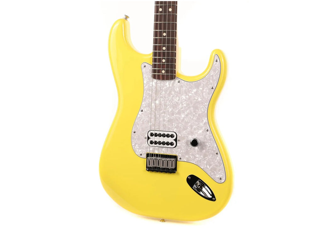 a...FENDER USA Limited Edition Tom DeLonge Stratocaster Graffiti YELLOW 2023 GUITAR w/BLACK CASE PRE-OWNED