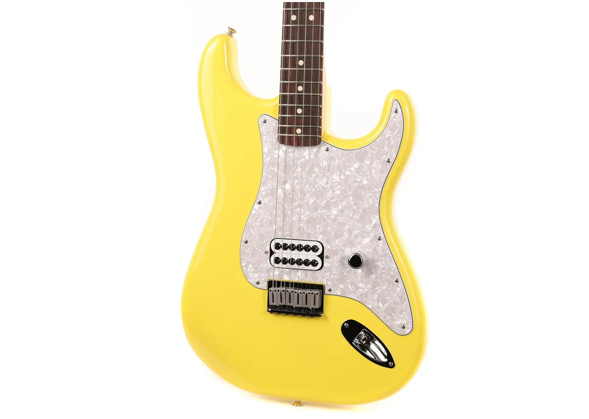 a...FENDER USA Limited Edition Tom DeLonge Stratocaster Graffiti YELLOW 2023 GUITAR w/BLACK CASE PRE-OWNED